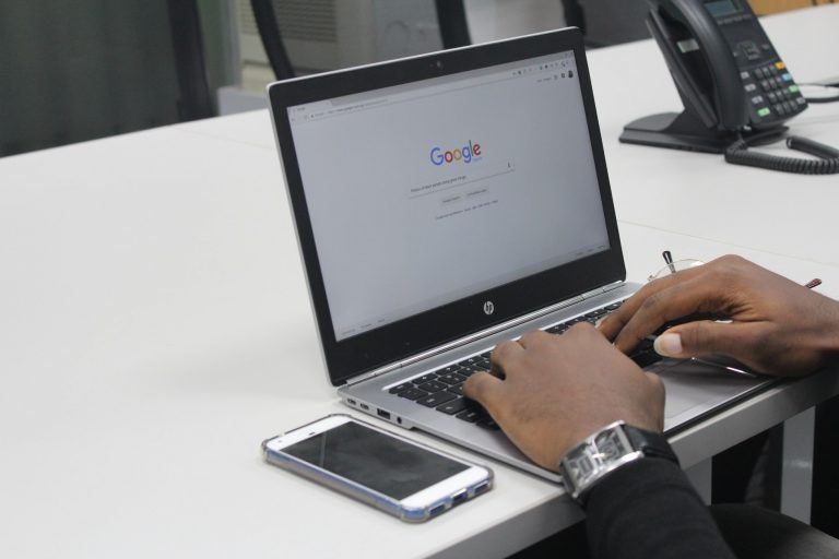 Google предлагает помощь тем, кто ищет информацию о низкой самооценке