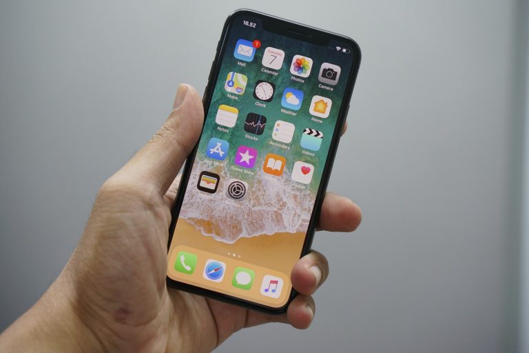 Хакеры взломали все актуальные версии iOS