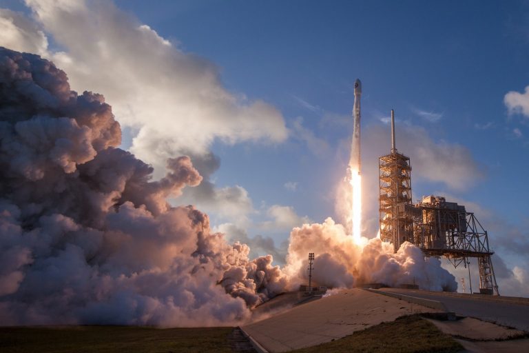 Над миссией на Луну будут работать SpaceX, Blue Origin и Dynetics