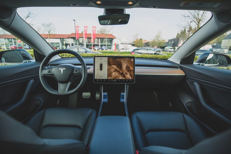 Обновление Tesla сделало вождение в режиме автопилота на 50% безопаснее