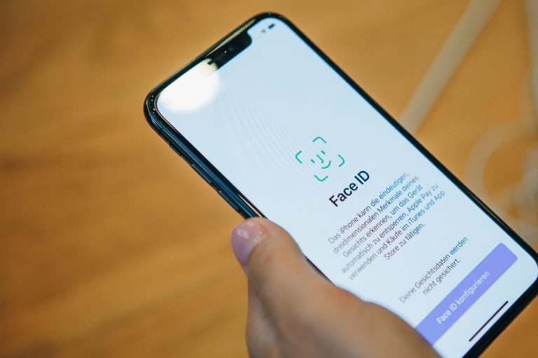 Apple упростила разблокировку iPhone с Face ID людям в медицинских масках 