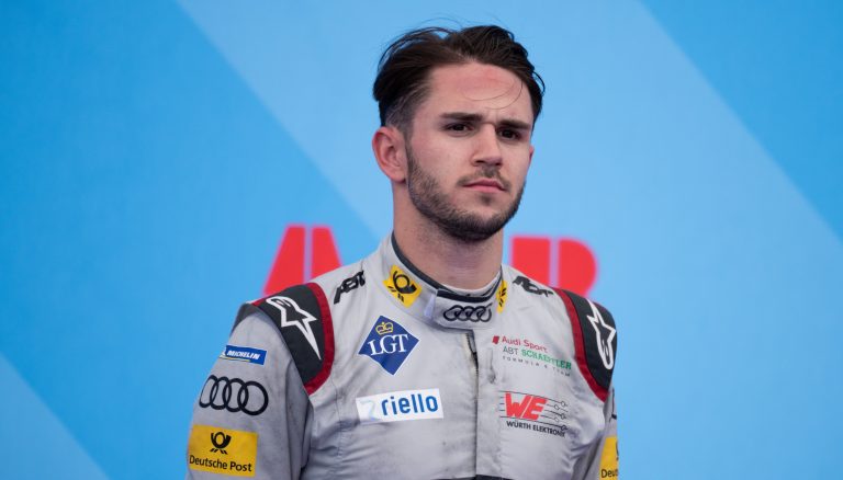 Пилот виртуальной гонки Formula E обманывал всех. За него «ездил» геймер