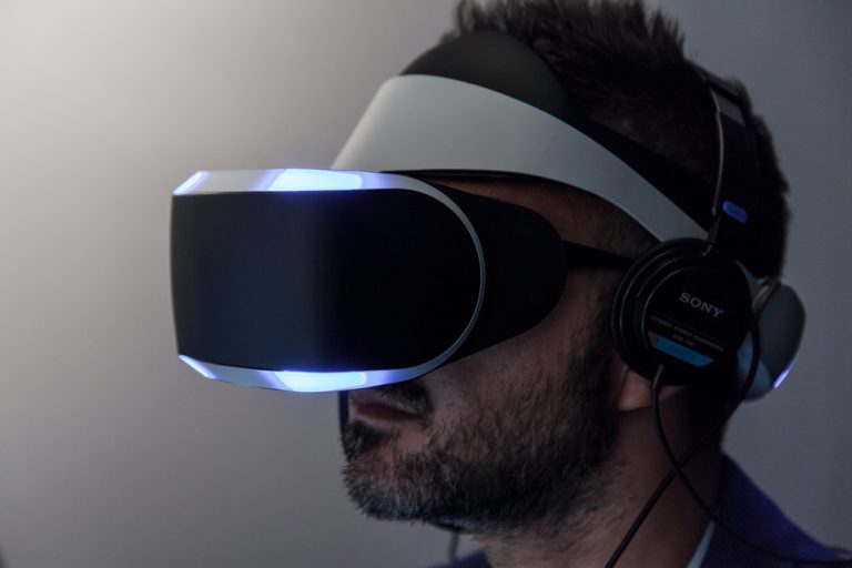 VR-шлем и управление жестами: Facebook показала концепт рабочего места будущего
