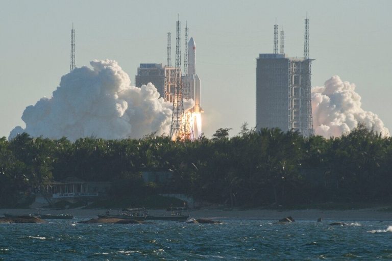 Китай впервые запустил в космос ракету-носитель Long March-5B. Но не смог вернуть ее на Землю