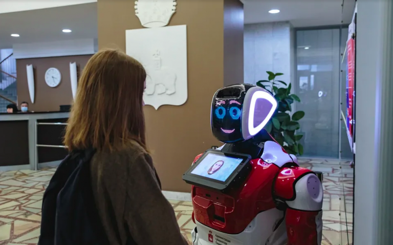Пермский разработчик Promobot выпустил первого робота-чиновника для измерения температуры