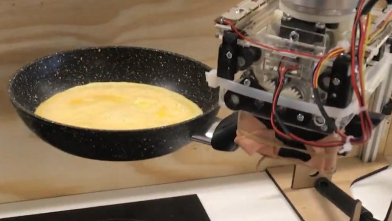 Робота-повара научили делать вкусный омлет