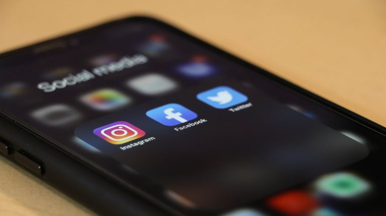 Facebook, Google и Twitter будут каждый месяц отчитываться о борьбе с ложными новостями