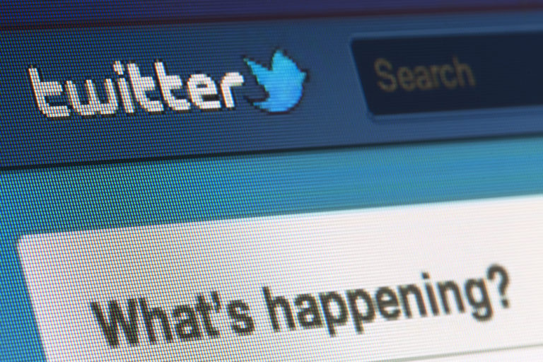 Twitter удаляет слова «хозяин» и «черный список» из своего кода. И не он один