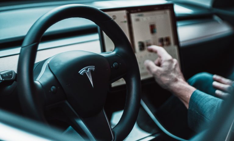 Tesla установит радары, чтобы следить за детьми, которых оставили в закрытой машине