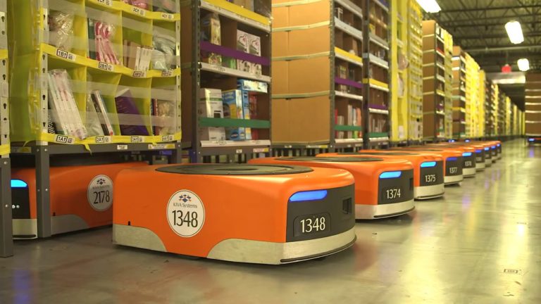Складские роботы повысили количество травм работников Amazon