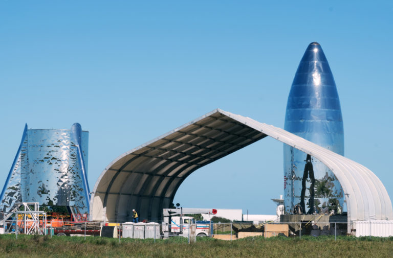 Посмотрите, как прототип Starship от Space X «оживает» с тремя двигателями