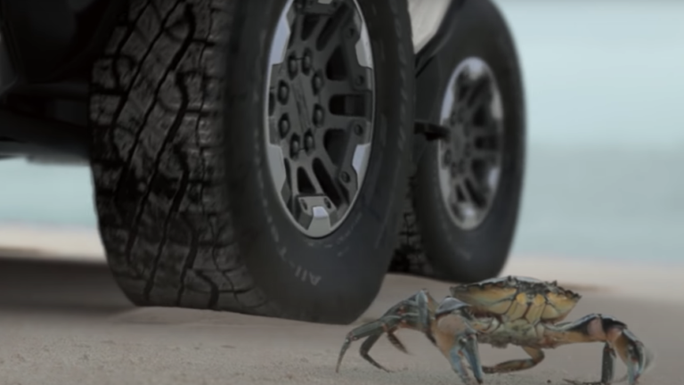 Посмотрите, как новый Hummer преодолевает препятствия на дороге, двигаясь как краб