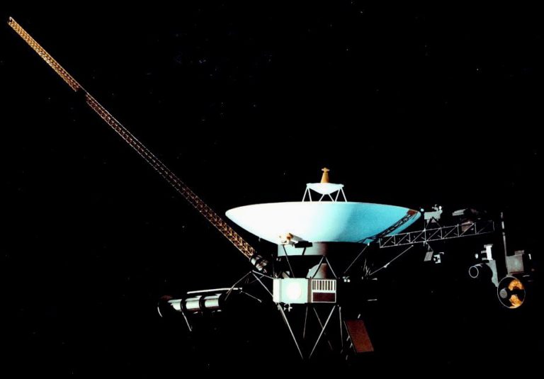 Спустя 8 месяцев восстановлена связь с Voyager 2. Чем он сейчас занимается?