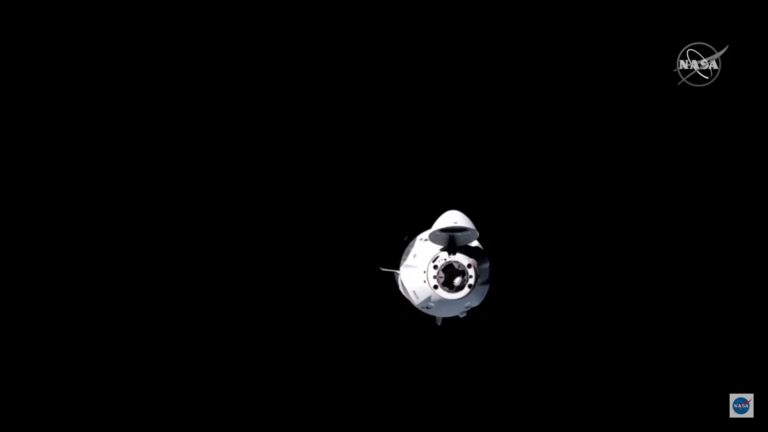 Капсула SpaceX Crew Dragon с 4 космонавтами пристыковалась к МКС