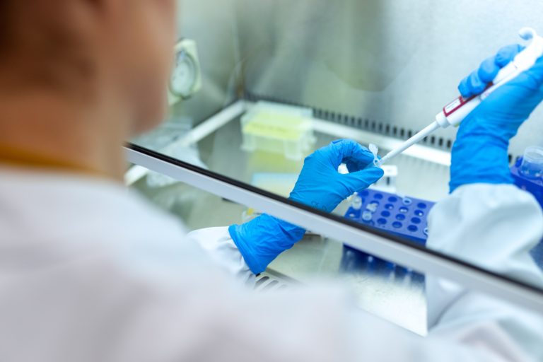 Только 58% европейцев хотят получить вакцину от коронавируса
