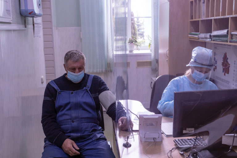 В Алтайском крае COVID-19 заразились привитые «Спутником V» врачи
