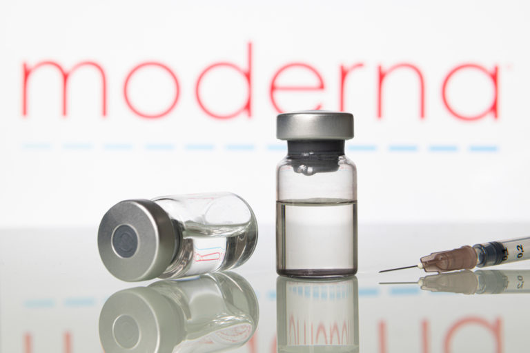 Вакцина от Moderna предотвращает 100% тяжелых случаев COVID-19