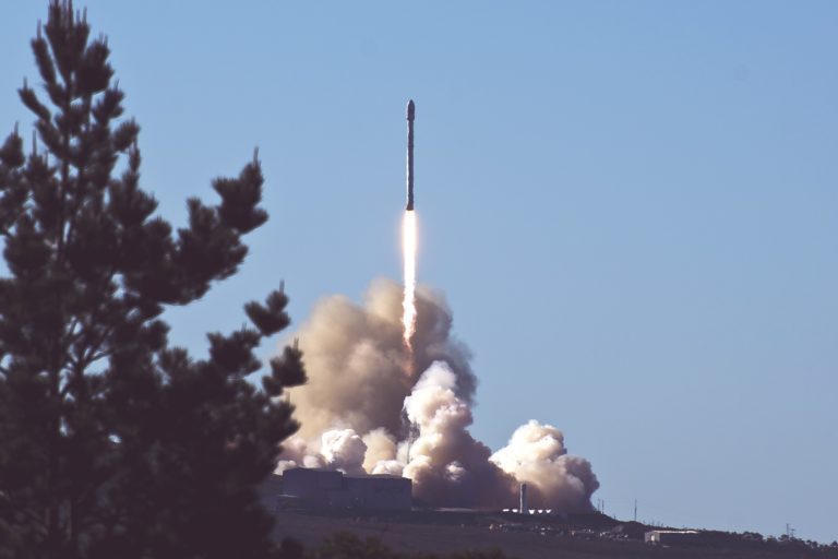 Посмотрите, как SpaceX запускает радиовещательный спутник со второй попытки
