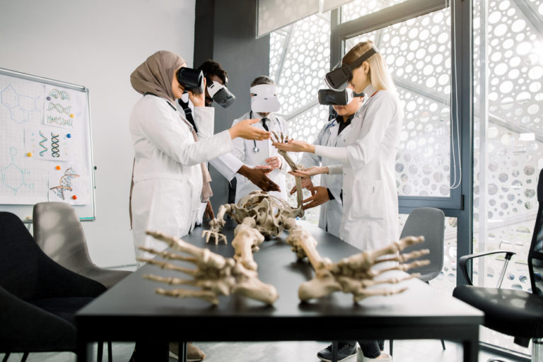 Виртуальные наставники: как VR и AI обучают опасным профессиям
