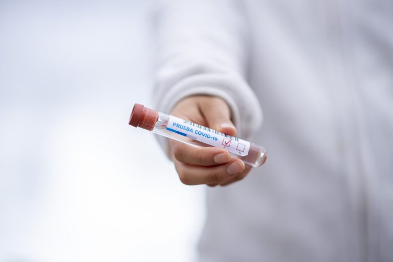 Вакцина Oxford/AstraZeneca малоэффективна против штамма коронавируса из ЮАР