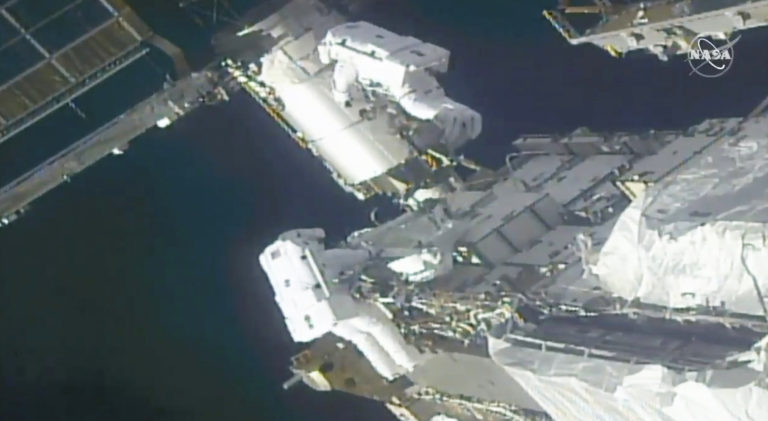 Астронавты NASA установили на МКС опоры для солнечных батарей