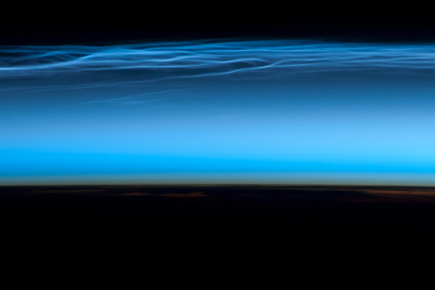 У НАСА створили штучні сріблясті хмари, підірвавши балон з водою в мезосфері
