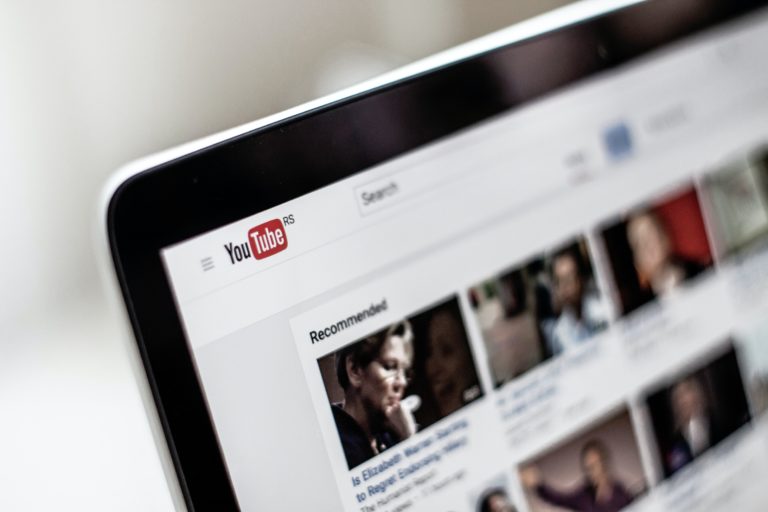 Алгоритм YouTube автоматически определяет товары в видео