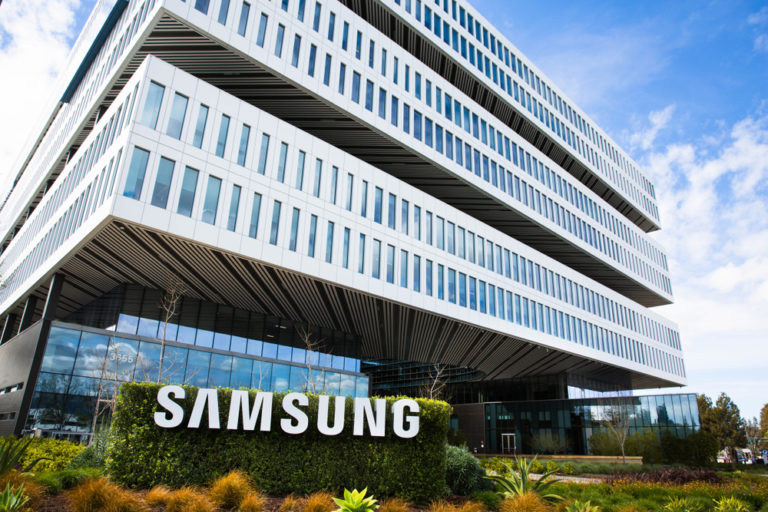 Samsung первая в мире выпустит смартфон с дважды складывающимся дисплеем