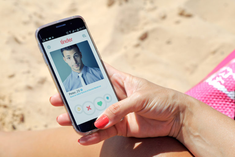 В Tinder можно будет проверить, не насильник ли человек