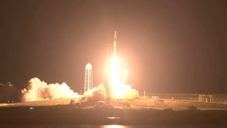 Crew Dragon-2 от SpaceX стартовал к МКС, первая ступень ракеты успешно приземлилась