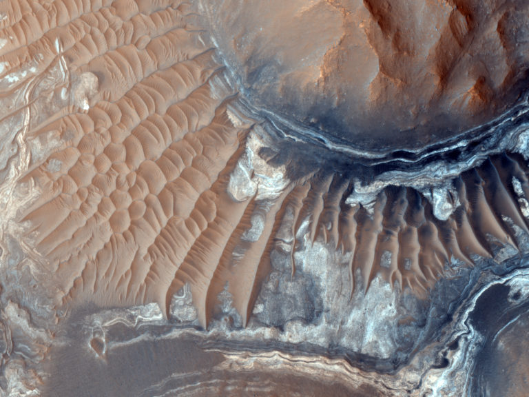 Лучшие фотографии Марса и достижения миссии Mars Odyssey за 20 лет