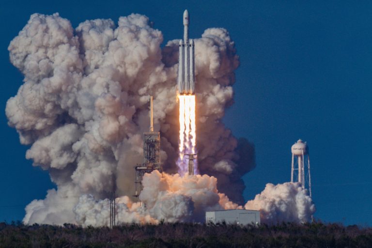 SpaceX доставит астронавтов на Луну в 2024 году