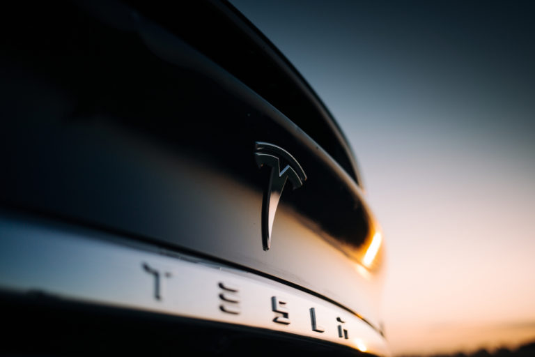 В США два человека погибли при аварии с Tesla Model S без человека за рулем