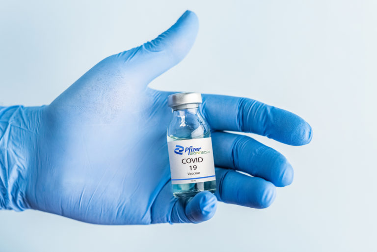 Южноафриканский штамм COVID-19 устойчив к вакцинам Pfizer и BioNTech