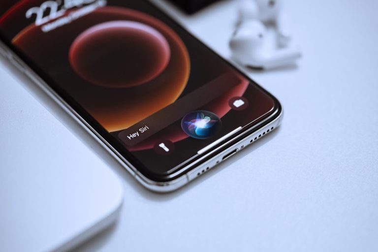 Siri будет отвечать шепотом или криком, оценивая окружение и голос пользователя