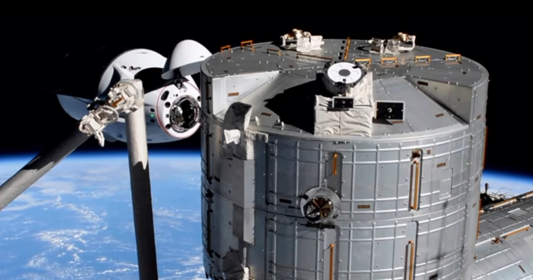 На опасной близости от Crew Dragon 2 пролетел кусок космического мусора