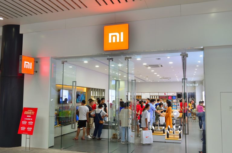 Xiaomi запатентовала скручивающийся смартфон-колонку