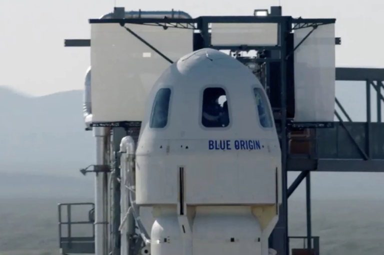 Blue Origin объявляет торги на место в первом полете с экипажем в космос