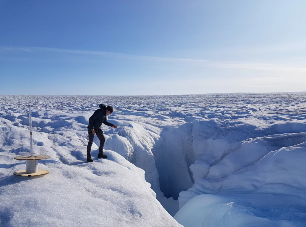 Льодовиковий щит Гренландії виміряли за допомогою оптоволоконних кабелів і лазерів