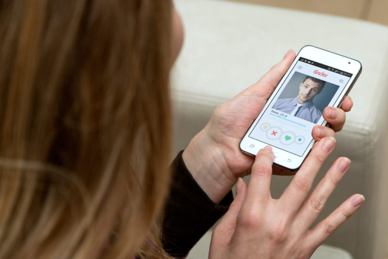 Привившимся пользователям Tinder и Badoo дадут бонусы в приложениях