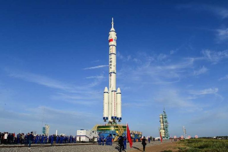 Китайский корабль «Шэньчжоу-12» состыковался с орбитальной станцией КНР