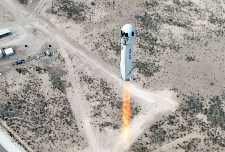 Посмотрите, как разыгрывается место для полета в космос на аппарате Blue Origin