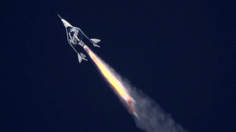 Посмотрите на запуск первого пассажирского космического полета от Virgin Galactic