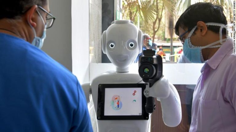 В больницах Индии с пациентами с COVID-19 начали работать роботы