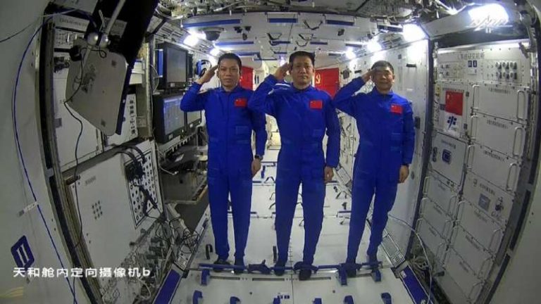 Астронавты впервые вышли в открытый космос из китайской станции