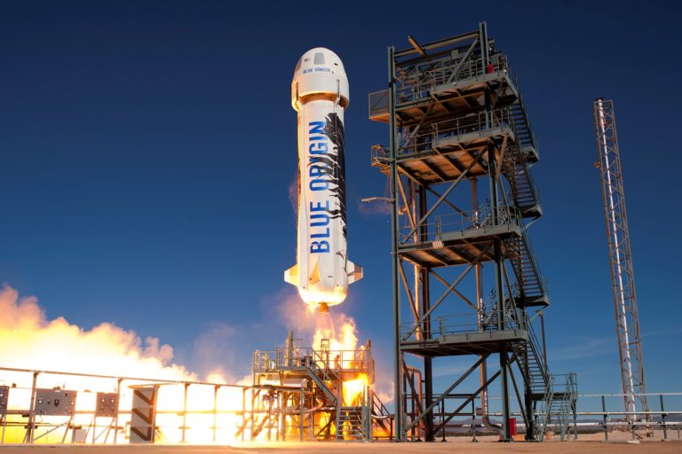 В аппарате Blue Origin полетят 18-летний и 82-летняя астронавты