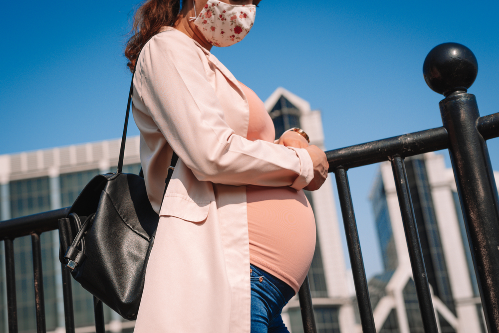 Беременность и COVID-19: насколько опасна болезнь для матери и нерожденного  ребенка