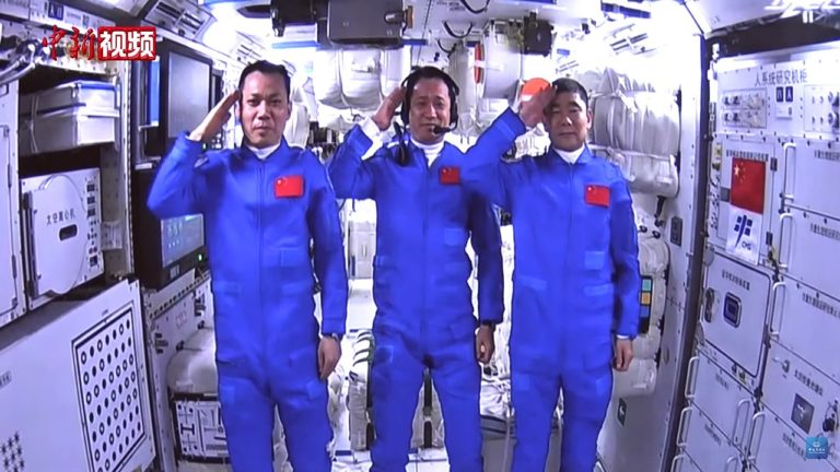 Китайские космонавты второй раз вышли в открытый космос для корректировки оборудования
