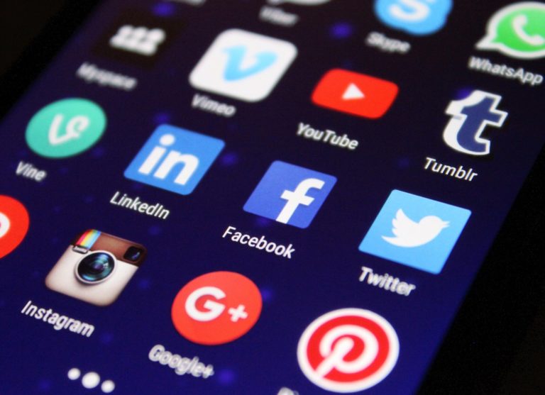 ИИ Facebook принял чернокожих мужчин за приматов