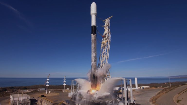 SpaceX впервые запустила в космос гражданский экипаж из четырех человек